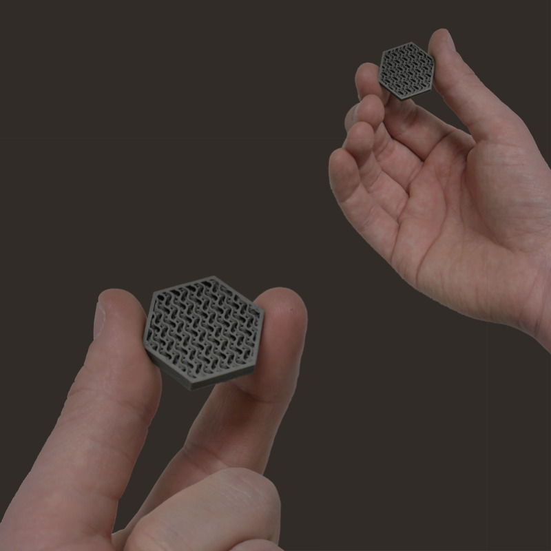 FGF Fused Granulate Febrication FGM Fused Granulate Modeling acier inoxydable Gyroïdes Pollen AM mim métal cim céramique technique impression 3D imprimante 3D industrielle granulés extrusion petite série moyenne série acier inoxydable granulés thermoplastiques ouvert aux matériaux multi-matériaux